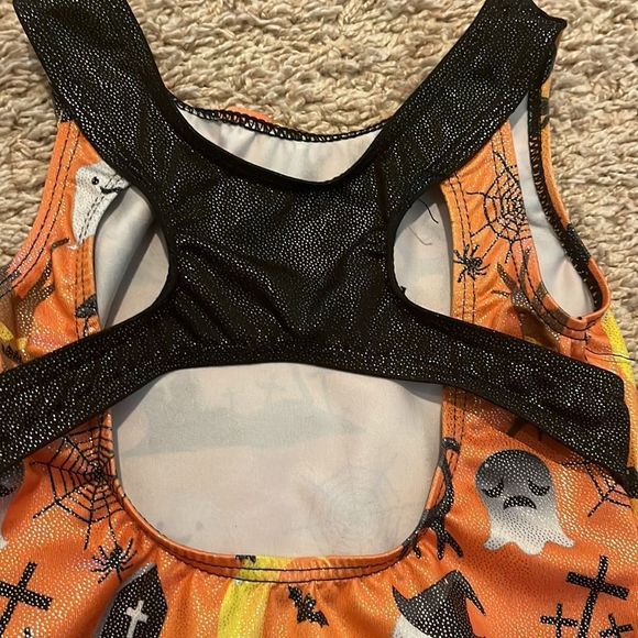 Child size 4 leotard no tears rips or piling. Only worn a few times . - Picture 3 of 4